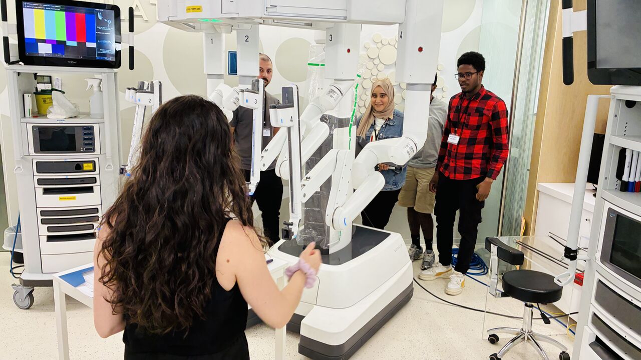 Demonstration of the Da Vinci surgical system